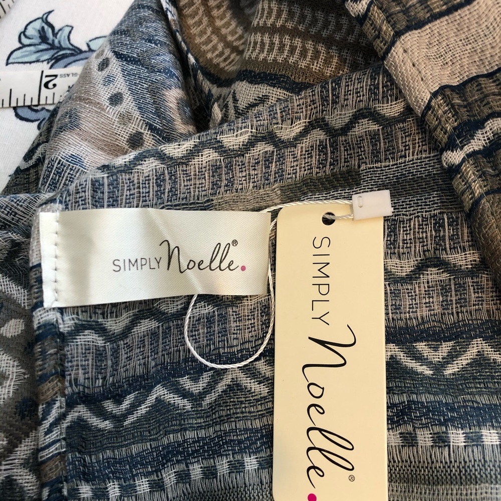 Large scarf - Picture 5 of 5